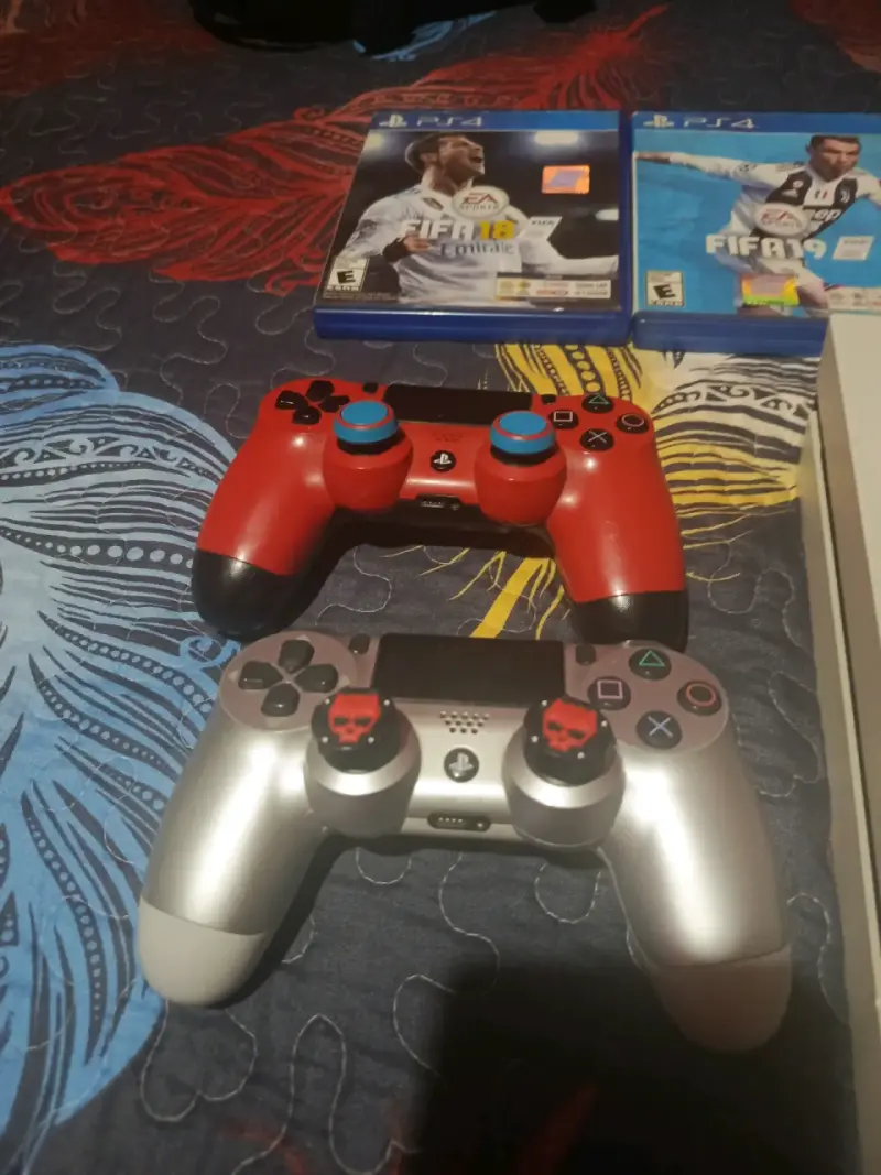 Consola PS4 con juegos y controles - 2
