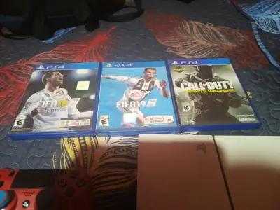 Consola PS4 con juegos y controles - miniatura 3