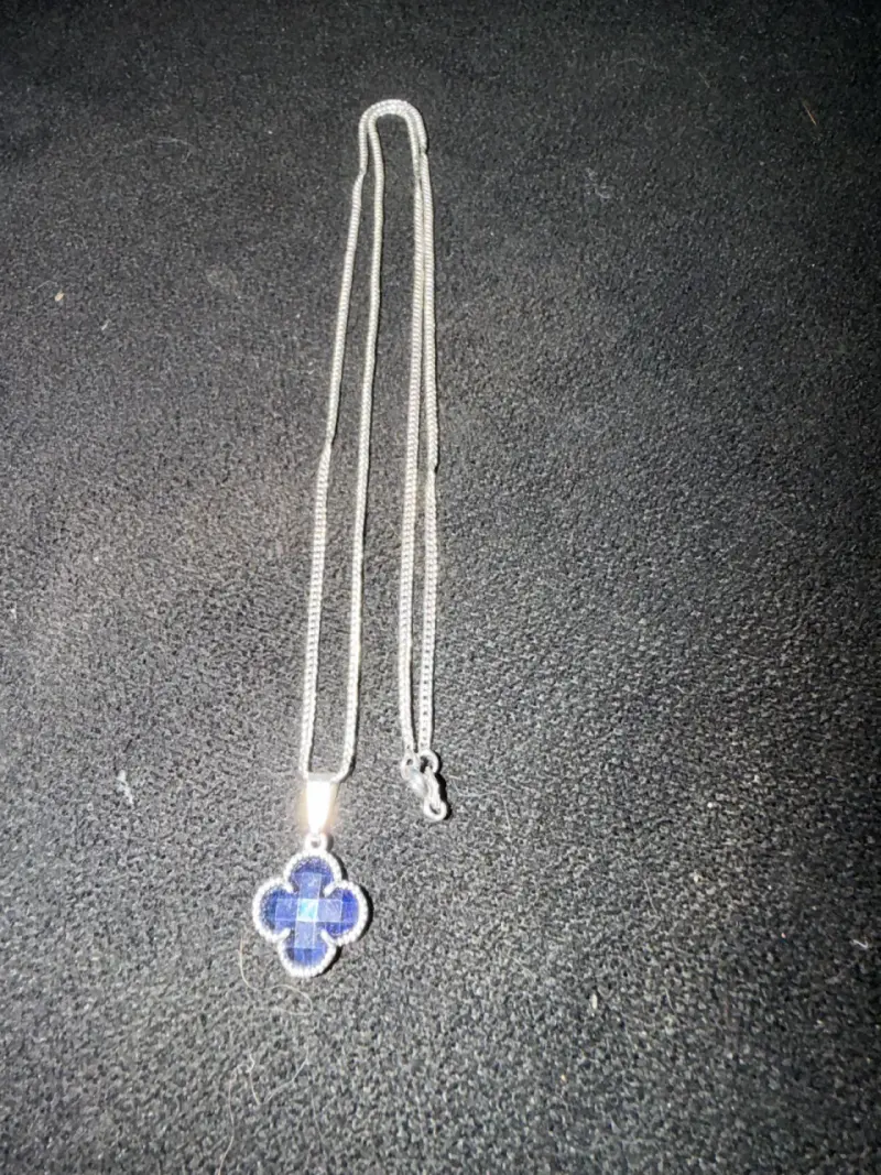 Collar con dije de trébol azul - 1
