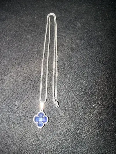 Collar con dije de trébol azul - miniatura 1