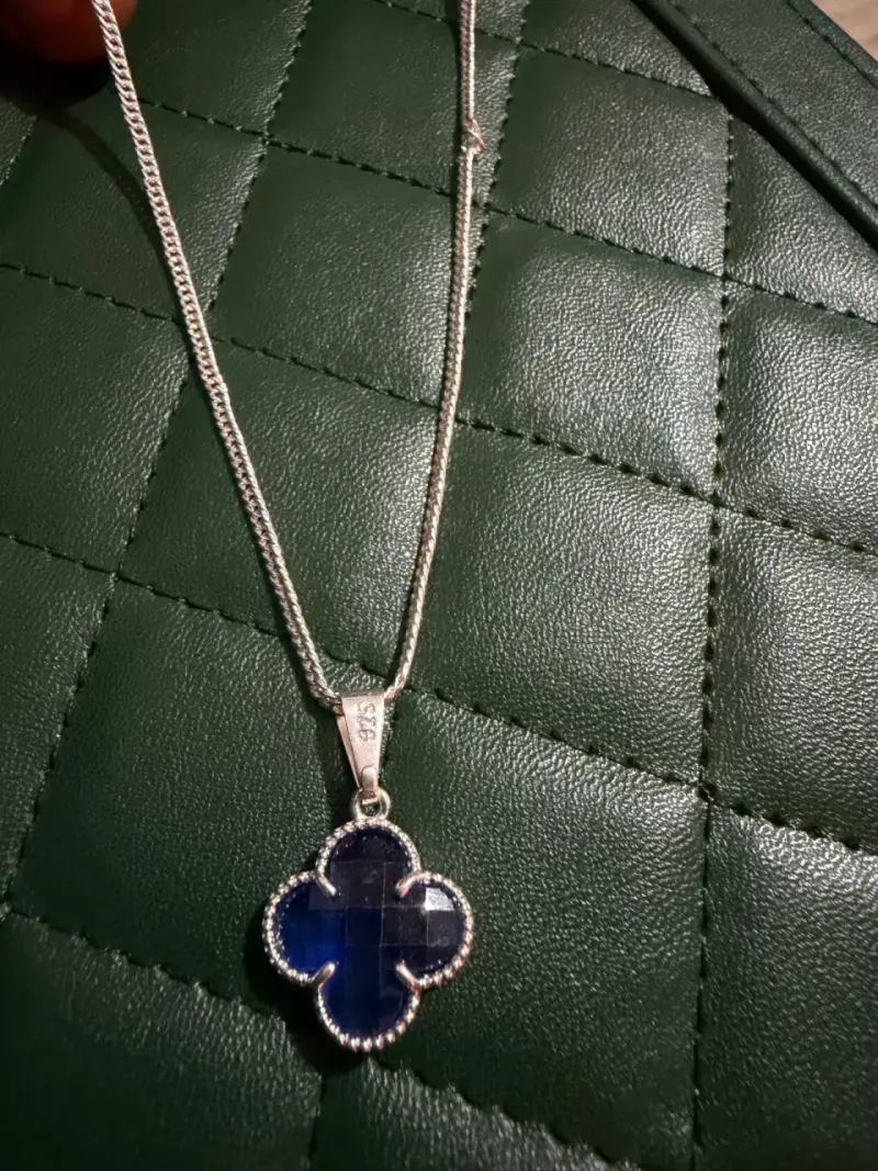 Collar con dije de trébol azul - 2