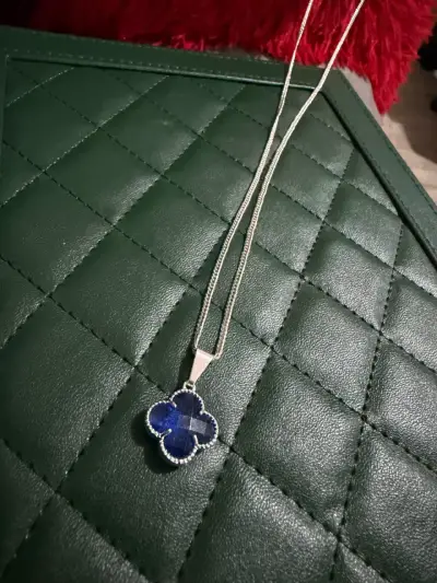 Collar con dije de trébol azul - miniatura 3