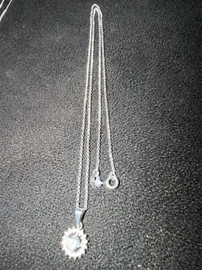 Collar con dije brillante - miniatura 1