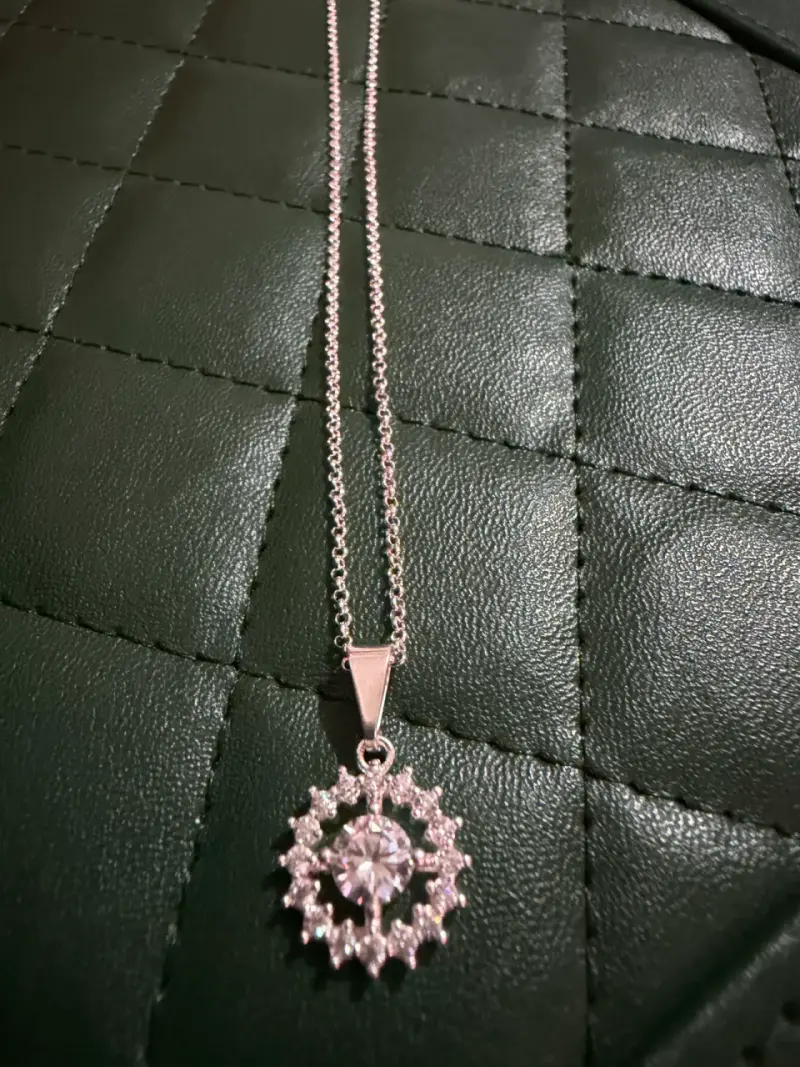 Collar con dije brillante - 3