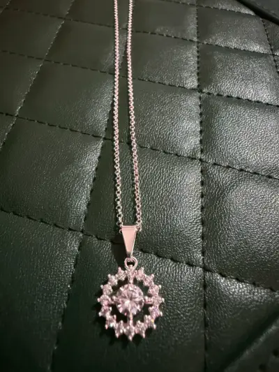 Collar con dije brillante - miniatura 3
