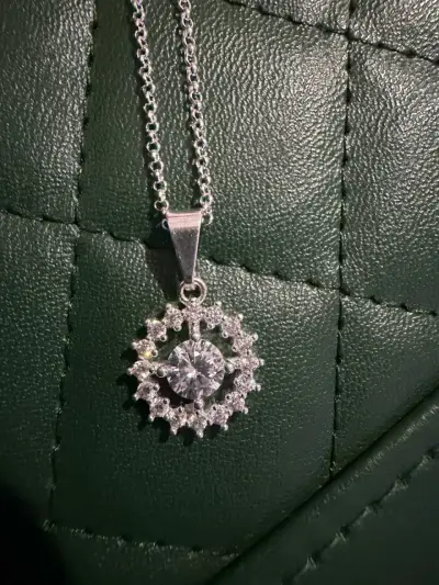 Collar con dije brillante - miniatura 4