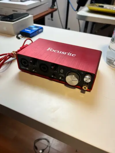 Interfaz de audio Focusrite Scarlett 2i2 - miniatura 1