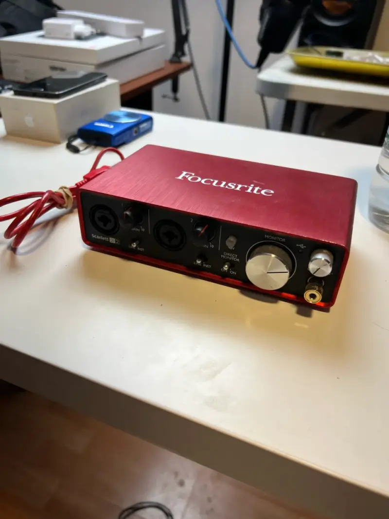 Interfaz de audio Focusrite Scarlett 2i2 - 2