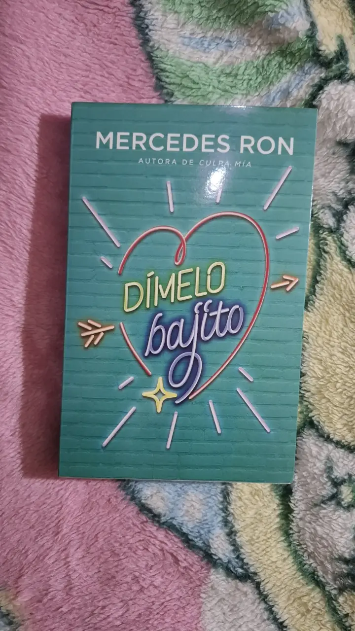 Libro Dímelo Bajito de Mercedes Ron no original