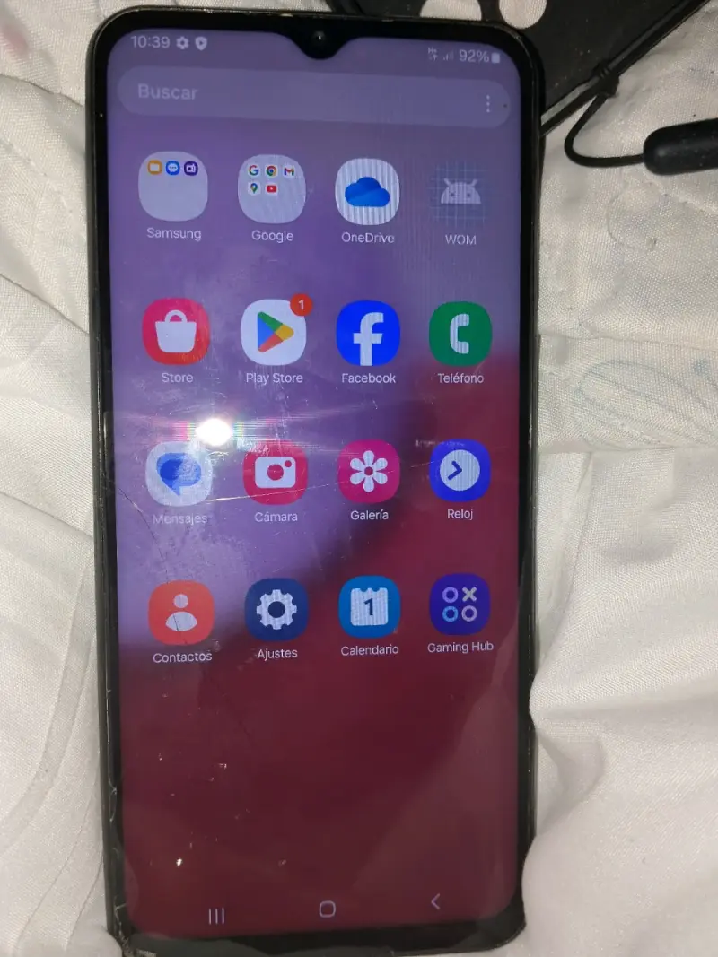 Smartphone Samsung con pantalla rota en una esquin - 1