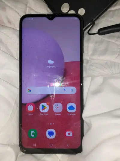 Smartphone Samsung con pantalla rota en una esquin - miniatura 2