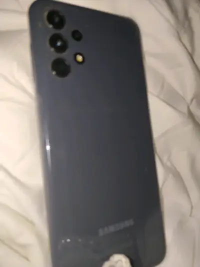 Smartphone Samsung con pantalla rota en una esquin - miniatura 3
