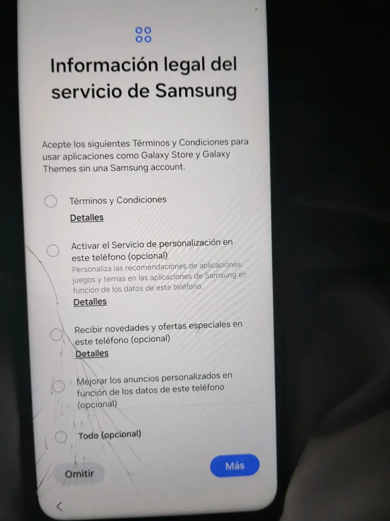Smartphone Samsung con pantalla rota en una esquin - 4