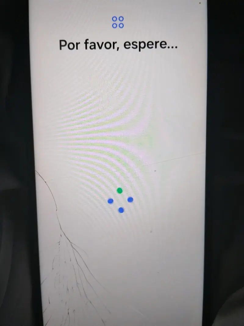 Smartphone Samsung con pantalla rota en una esquin - 5