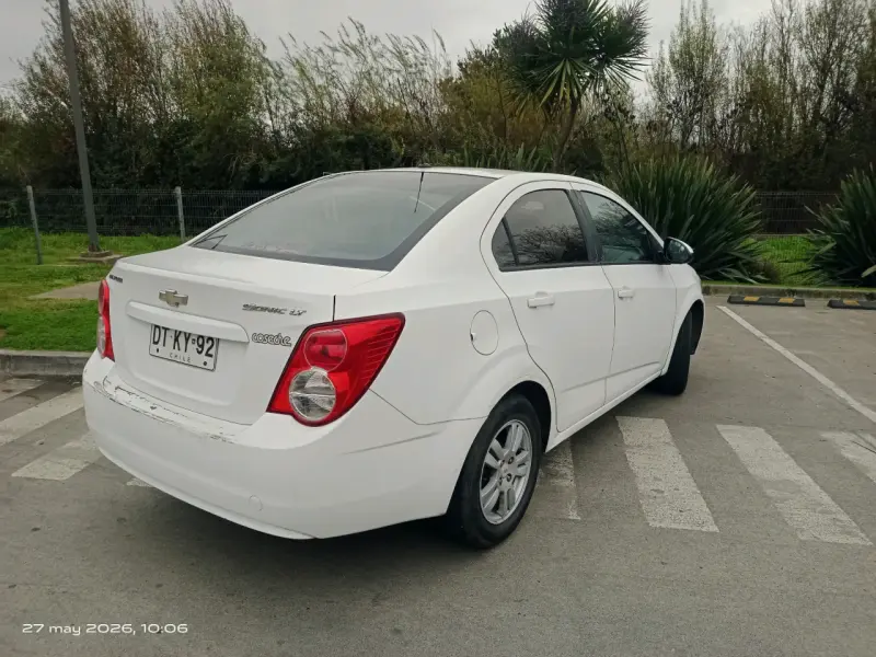 Chevrolet Sonic/Auto sedán blanco 2012 - 3