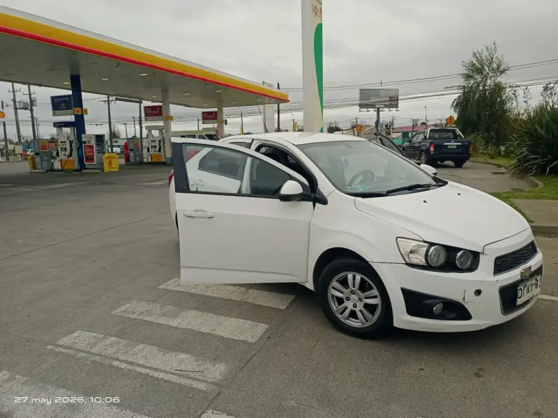 Chevrolet Sonic/Auto sedán blanco 2012 - 4