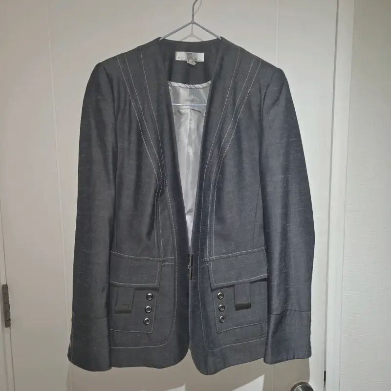 Blazer gris con detalles de costura - 1
