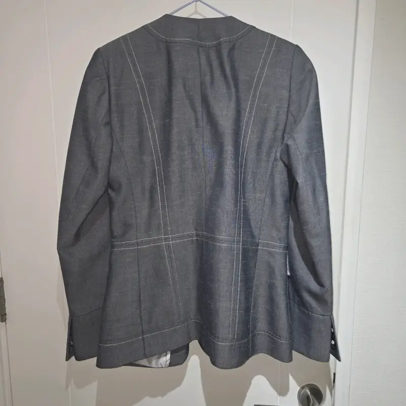 Blazer gris con detalles de costura - 2