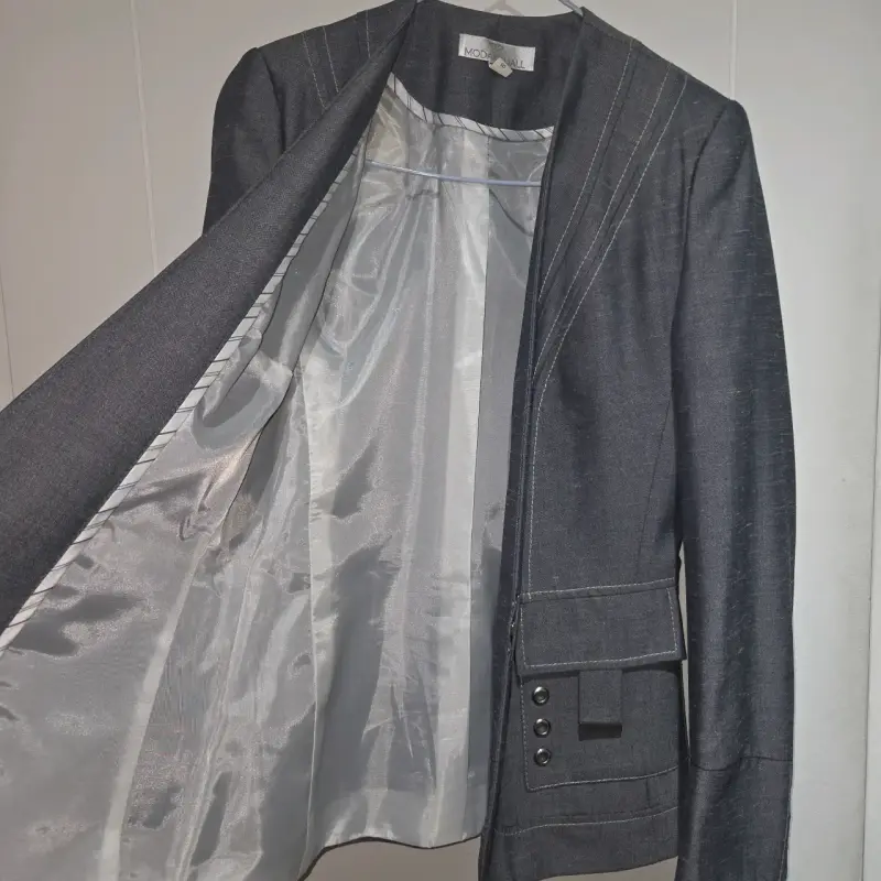 Blazer gris con detalles de costura - 3