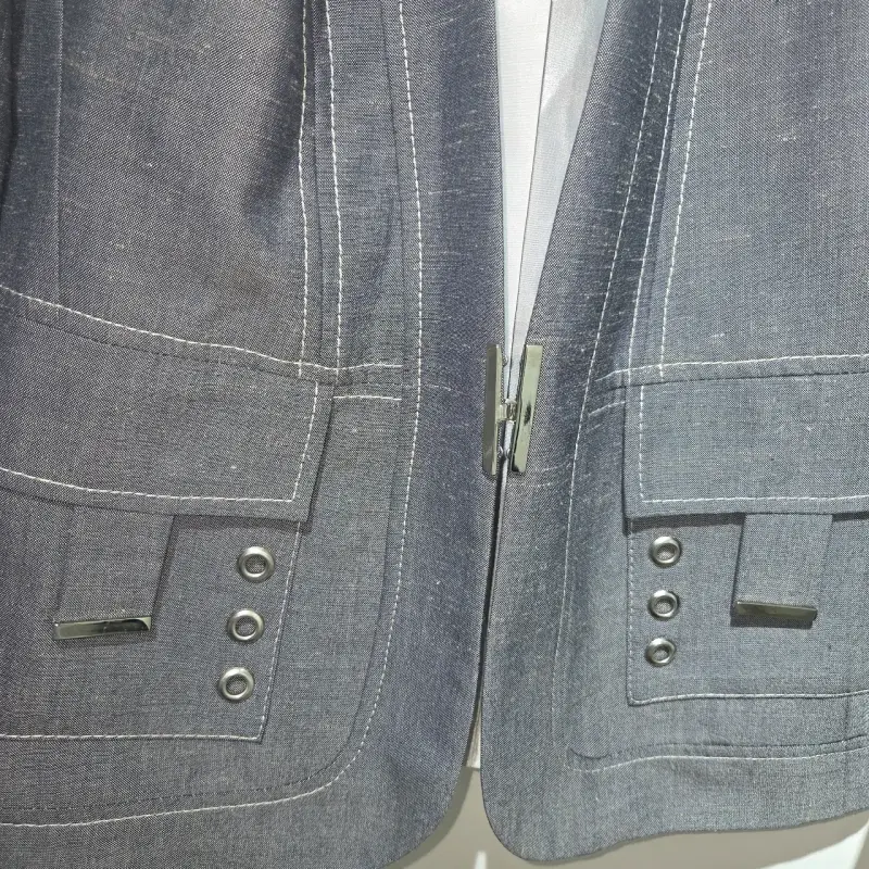 Blazer gris con detalles de costura - 4