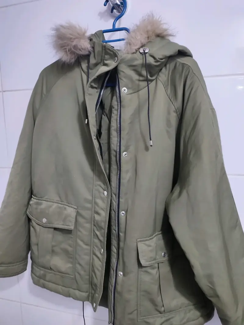 Parka verde con capucha de pelo - 1
