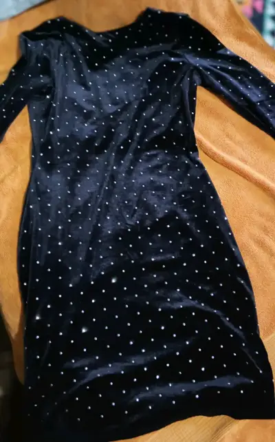 Vestido negro de terciopelo con brillo - miniatura 2