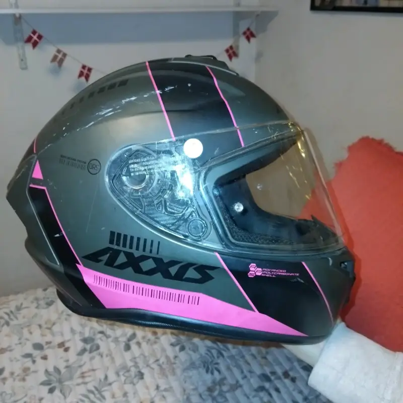 Casco moto Axxis negro y rosa - 1