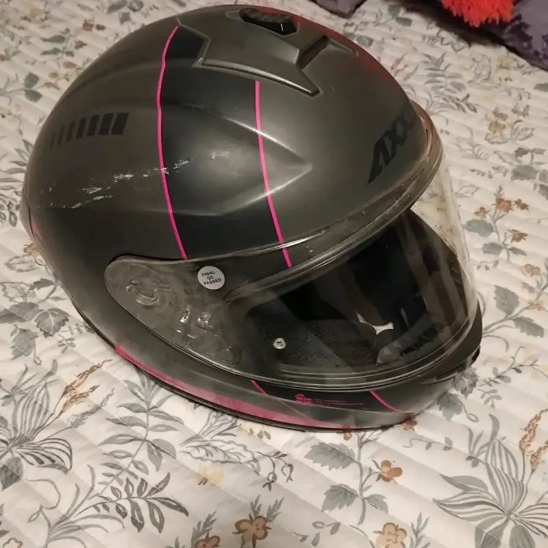 Casco moto Axxis negro y rosa - 3