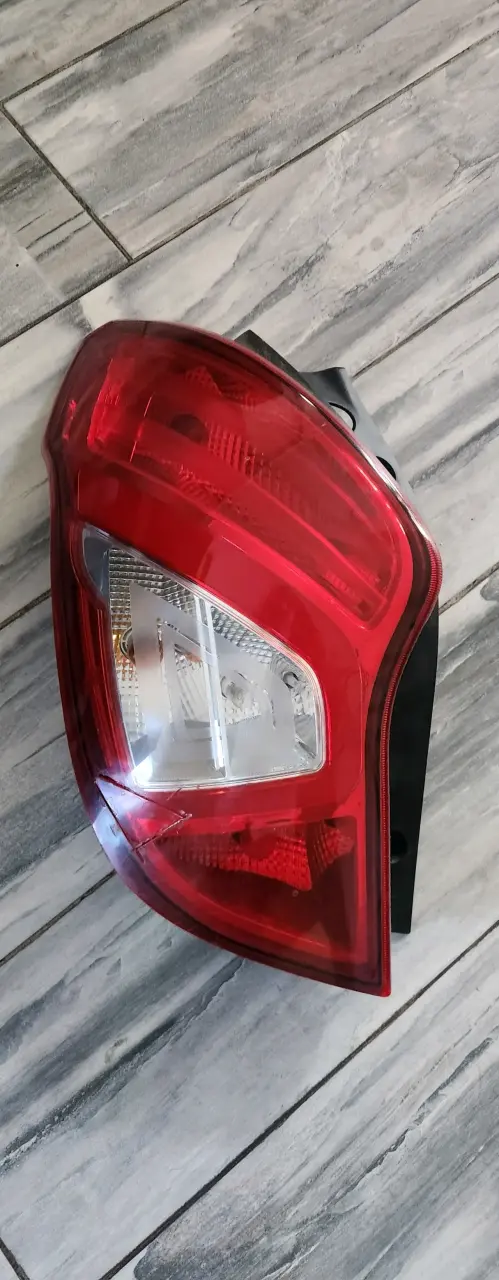 Foco trasero de auto usado - 3