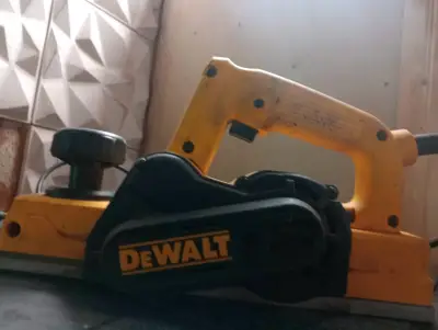 Cepillo eléctrico DeWalt - miniatura 1