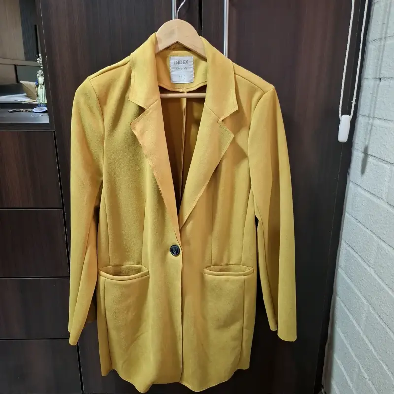 Blazer amarillo con bolsillos - 1