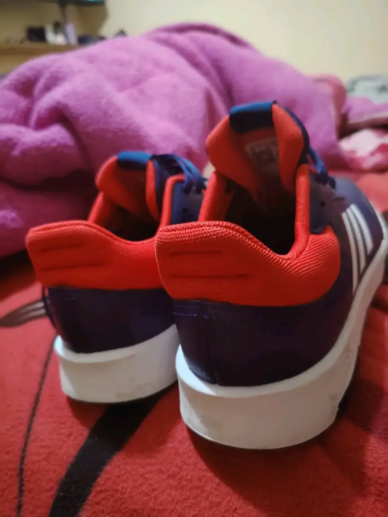 Zapatillas deportivas rojo y azul - 1