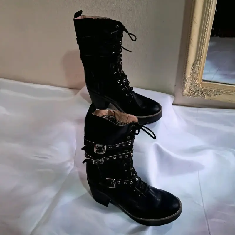 Botas negras con hebillas de ecocuero - 1