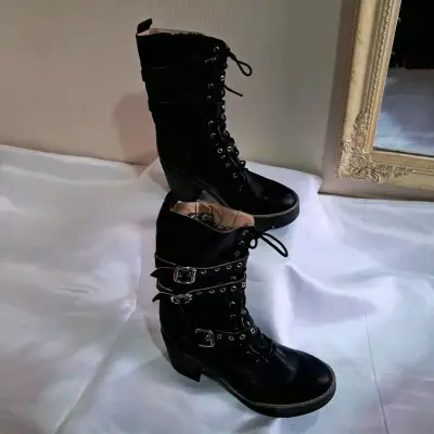 Botas negras con hebillas de ecocuero - miniatura 1