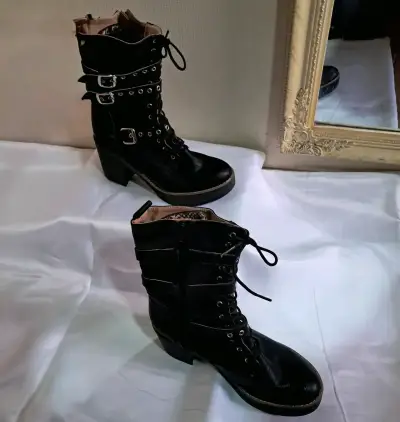 Botas negras con hebillas de ecocuero - miniatura 2