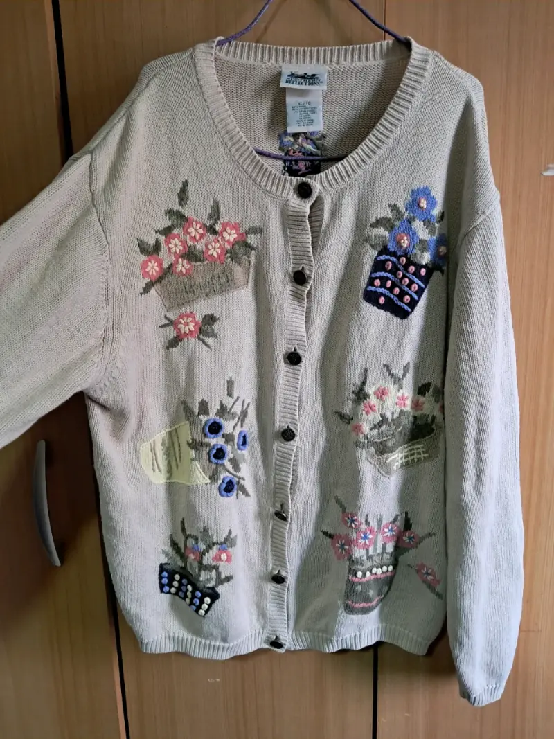 Cárdigan beige vintage con bordados florales - 1
