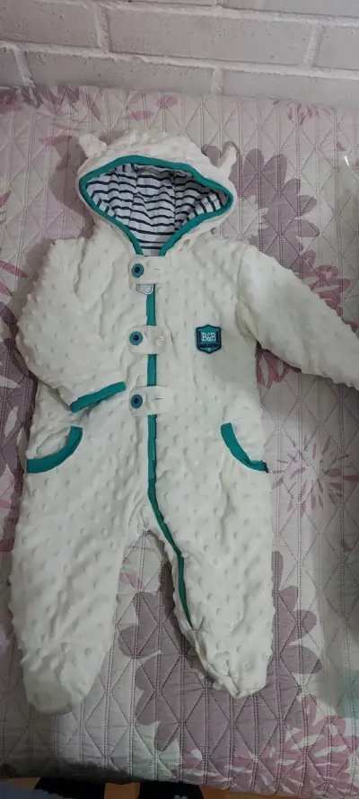 Enterito blanco de bebé con capucha - miniatura 1