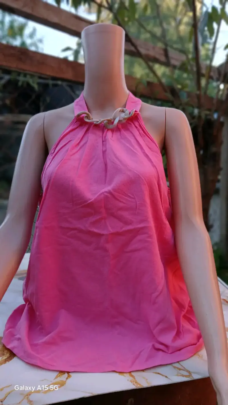 Blusa rosa con cadena decorativa - 1