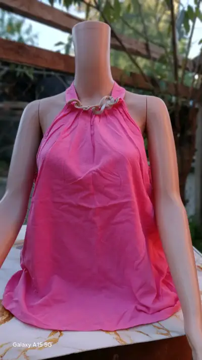 Blusa rosa con cadena decorativa - miniatura 1