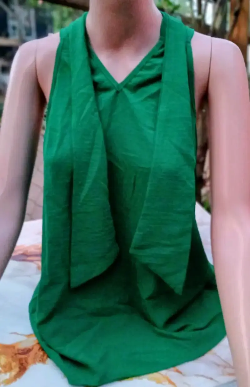 Blusa rosa con cadena decorativa - 2