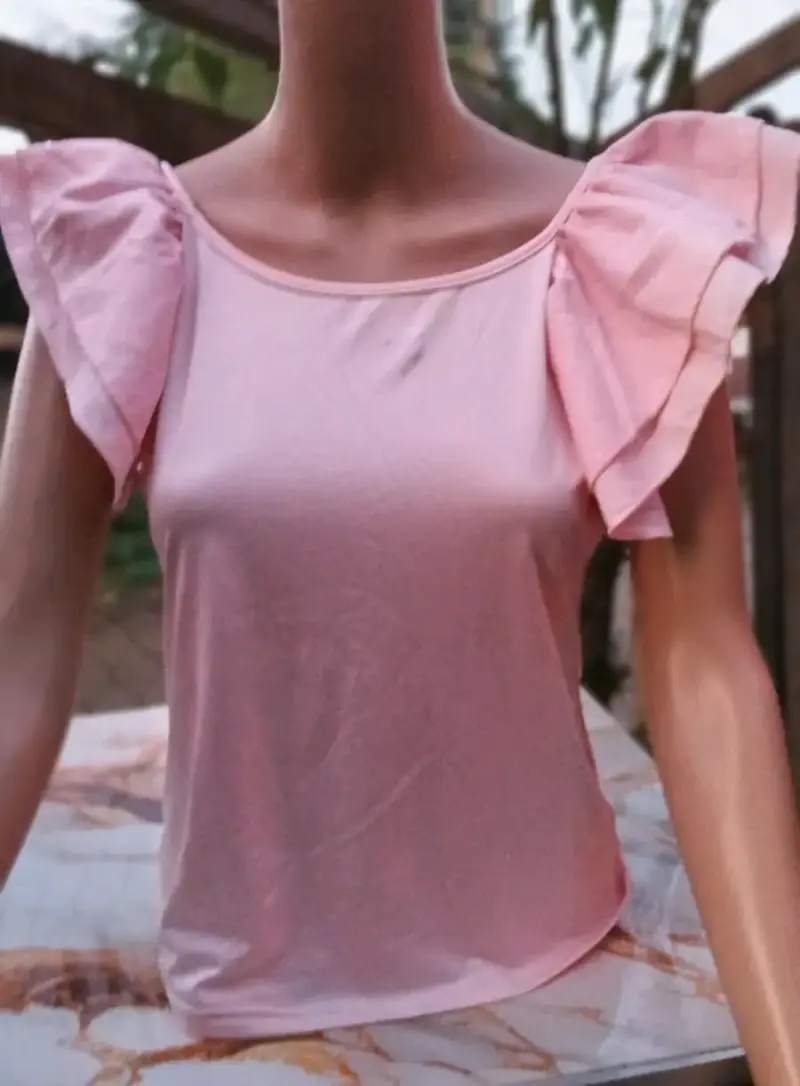 Blusa rosa con cadena decorativa - 3