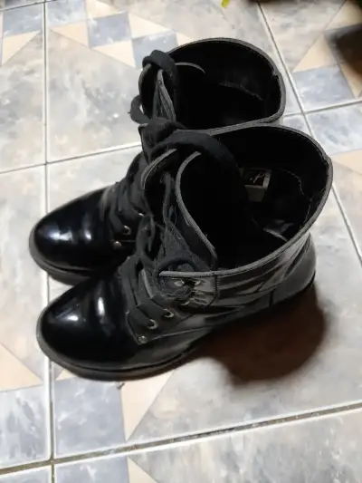 Botas negras de charol - miniatura 1