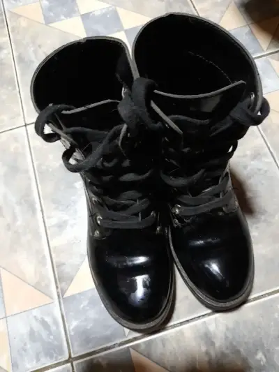 Botas negras de charol - miniatura 2