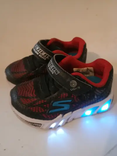 Zapatillas infantiles Skechers con luces - miniatura 1