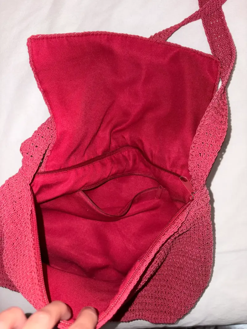 Cartera tejida roja con detalles - 3
