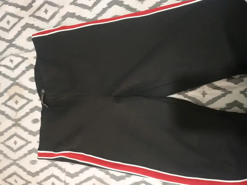 Pantalones negros con franjas rojas - 1