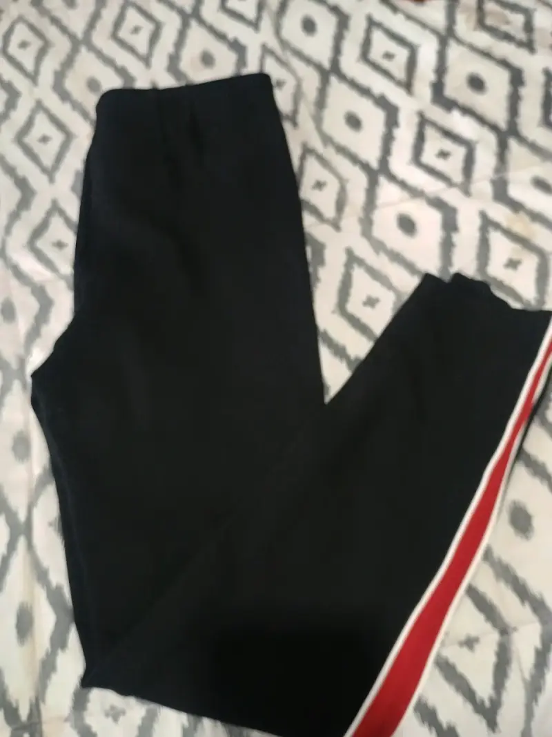 Pantalones negros con franjas rojas - 2