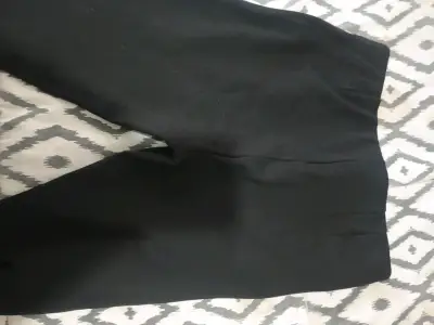 Pantalones negros con franjas rojas - miniatura 4