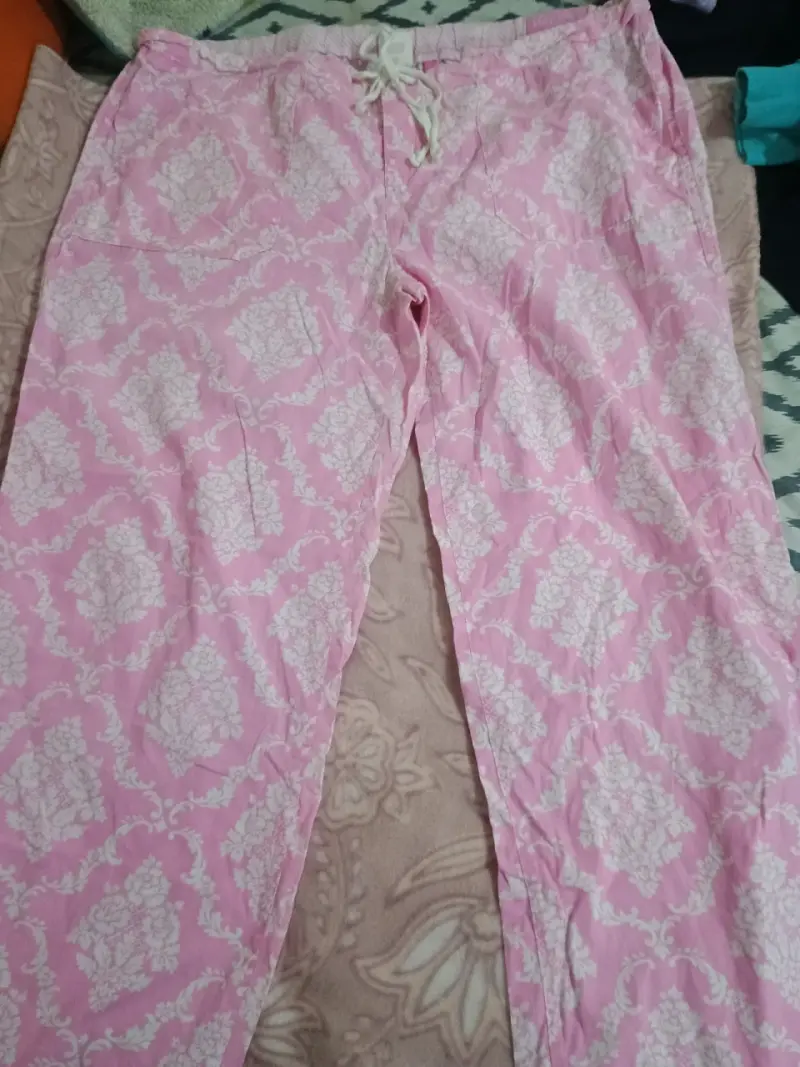 Pantalones rosados con diseño - 1