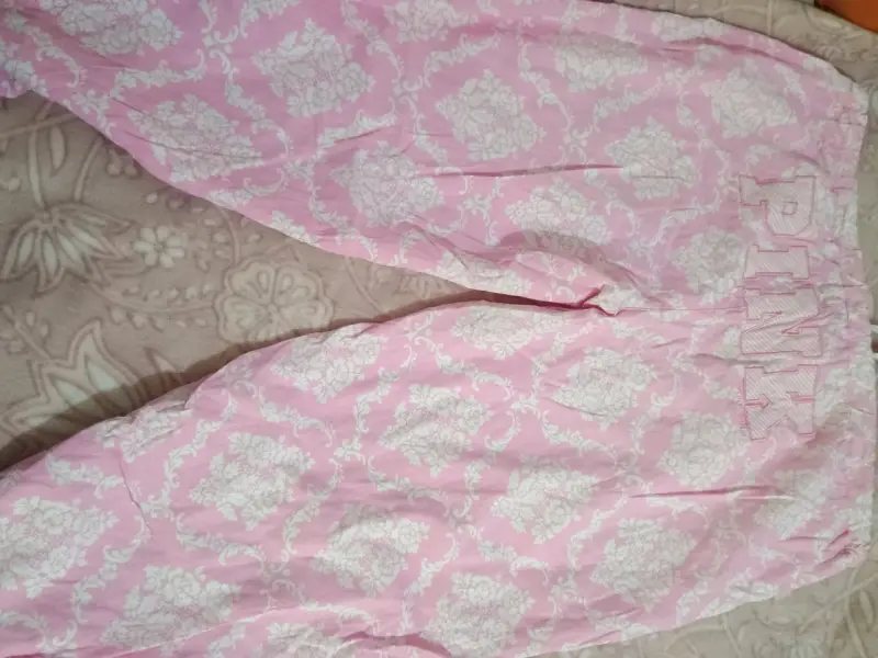 Pantalones rosados con diseño - 2